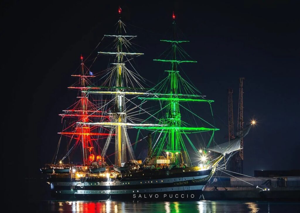 31 agosto 2022 Nave Vespucci omaggia Manfredonia. Il Capo di Stato Maggiore della Marina Ammiraglio Credendino visita Marina del Gargano
